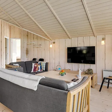 3 Bedroom Awesome In Holiday home *